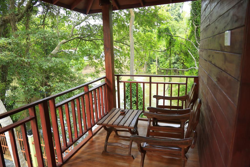 Hotel River Front Тисамахарама Екстериор снимка
