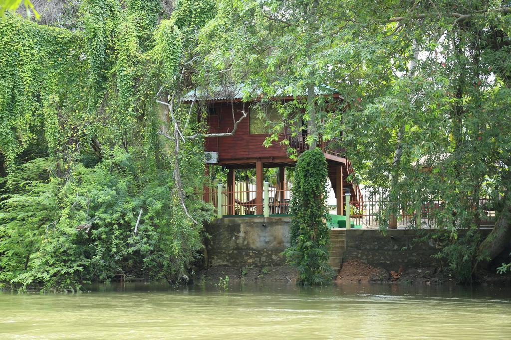 Hotel River Front Тисамахарама Екстериор снимка