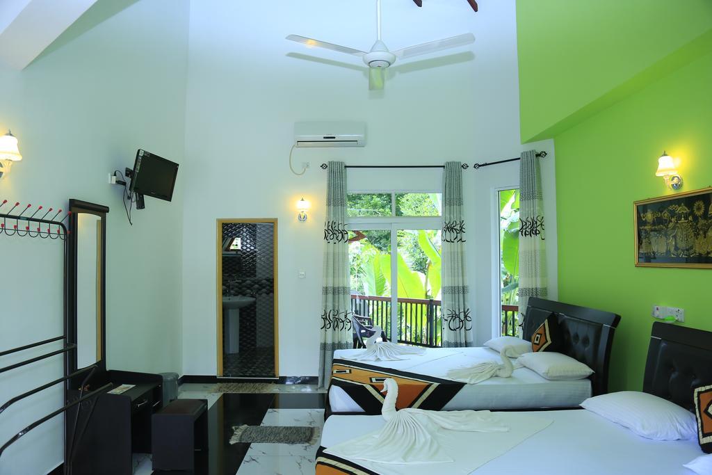 Hotel River Front Тисамахарама Екстериор снимка