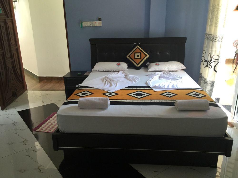 Hotel River Front Тисамахарама Екстериор снимка