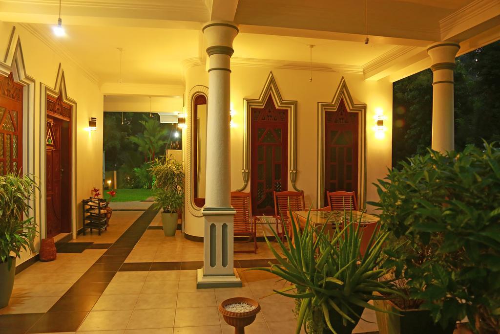 Hotel River Front Тисамахарама Екстериор снимка