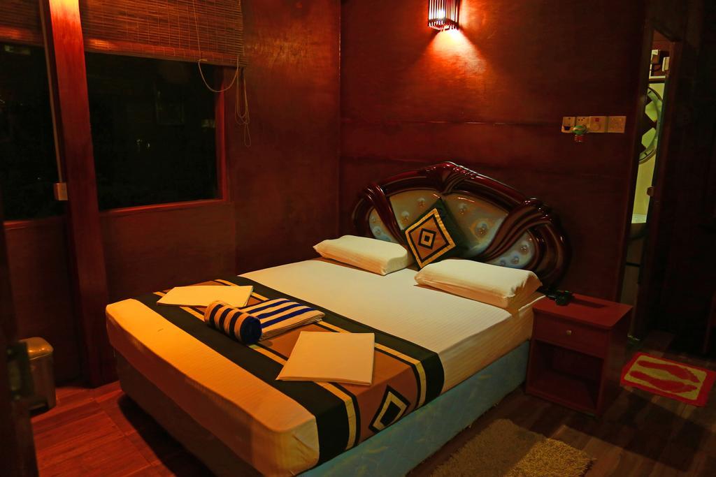 Hotel River Front Тисамахарама Екстериор снимка