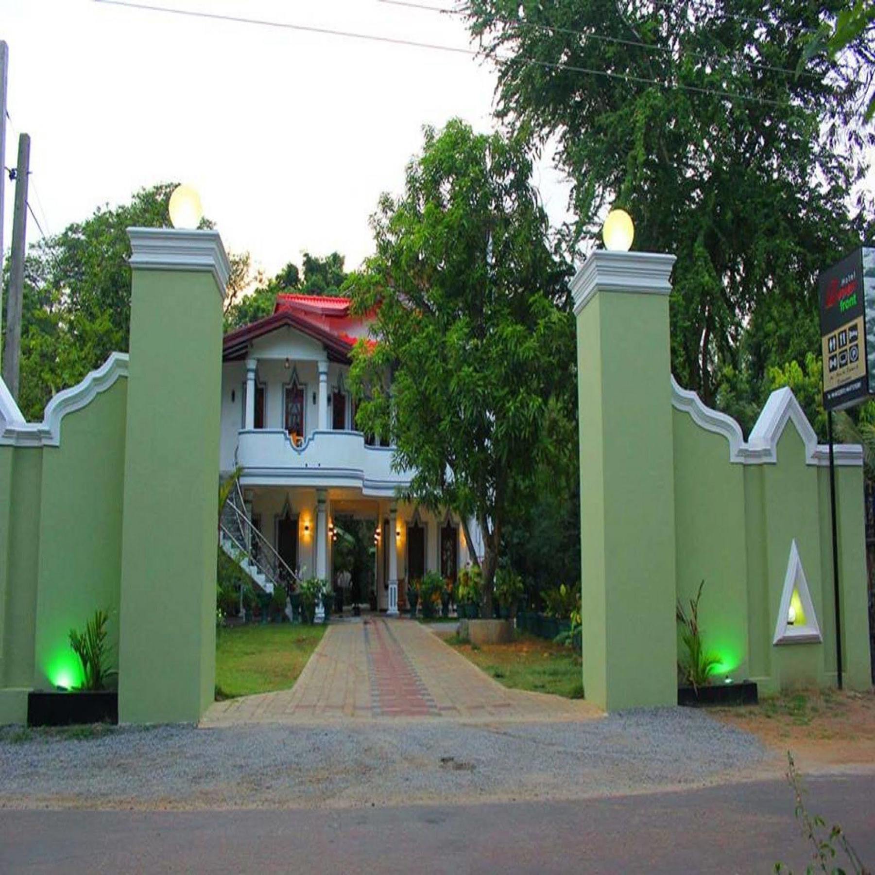 Hotel River Front Тисамахарама Екстериор снимка