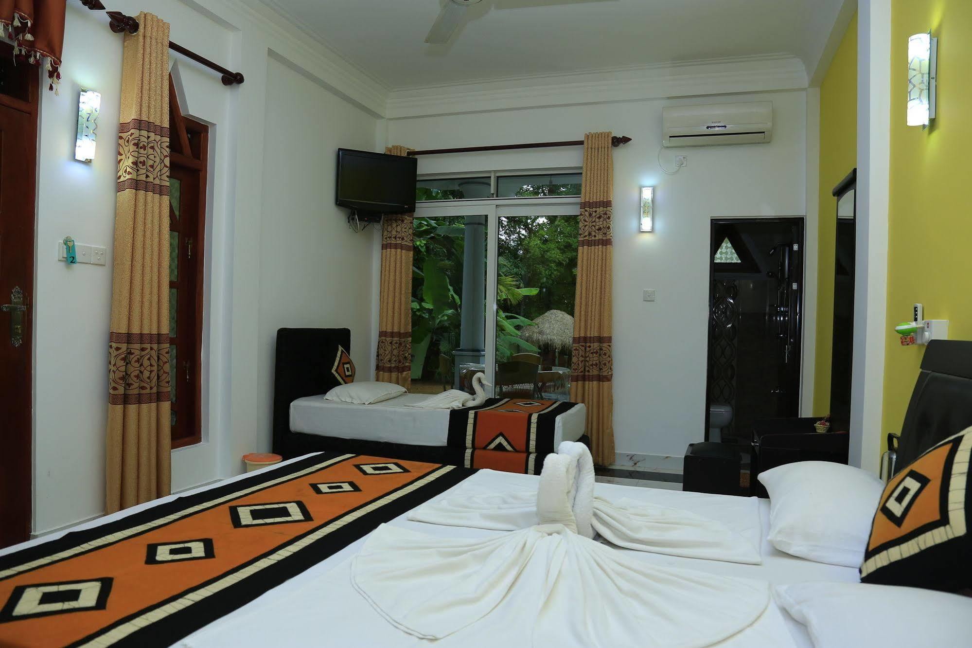 Hotel River Front Тисамахарама Екстериор снимка