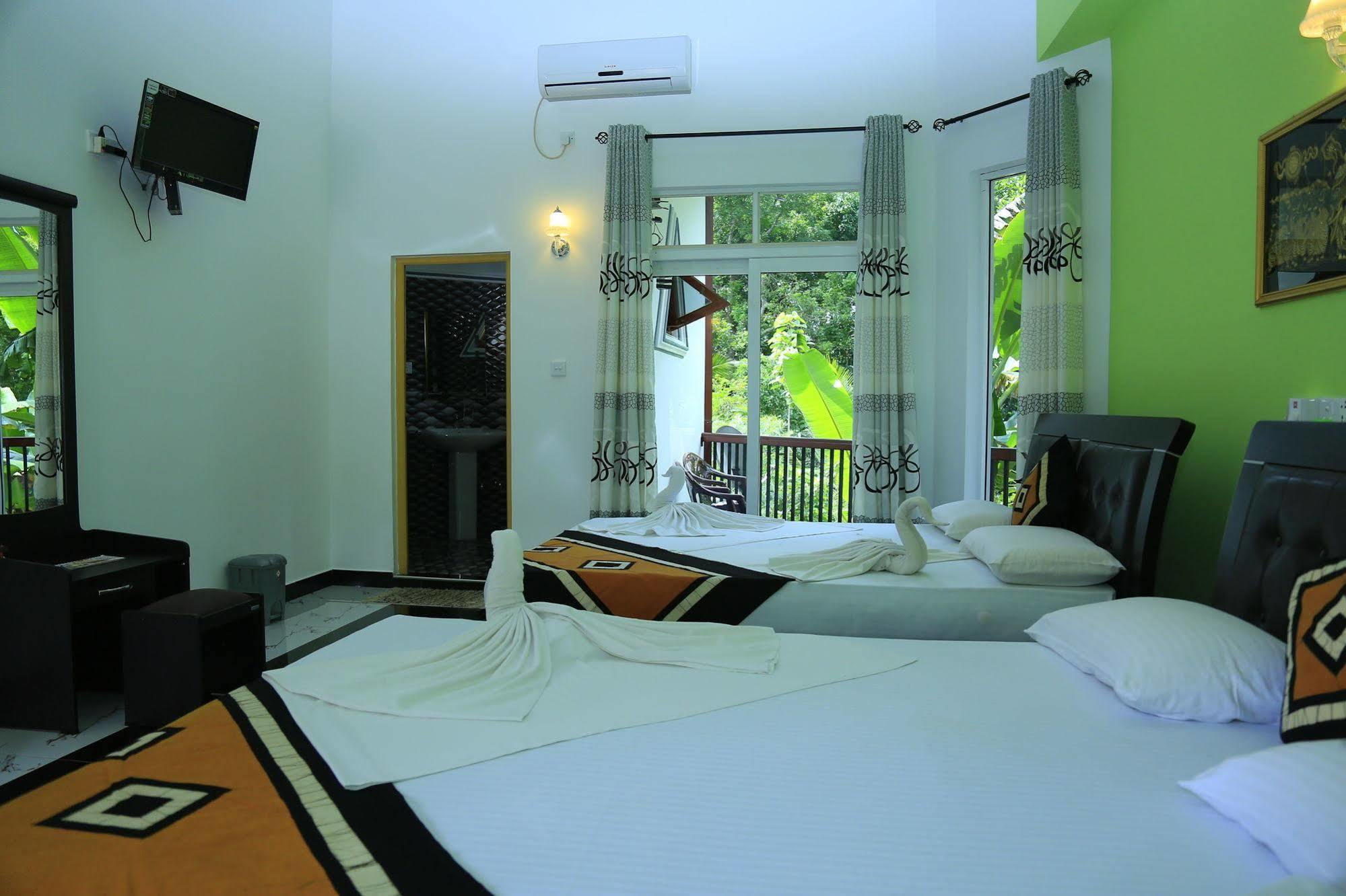 Hotel River Front Тисамахарама Екстериор снимка