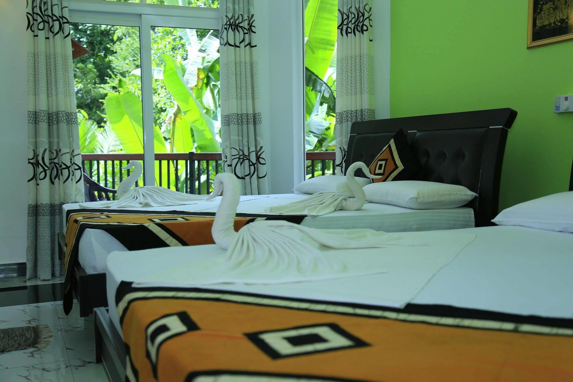 Hotel River Front Тисамахарама Екстериор снимка