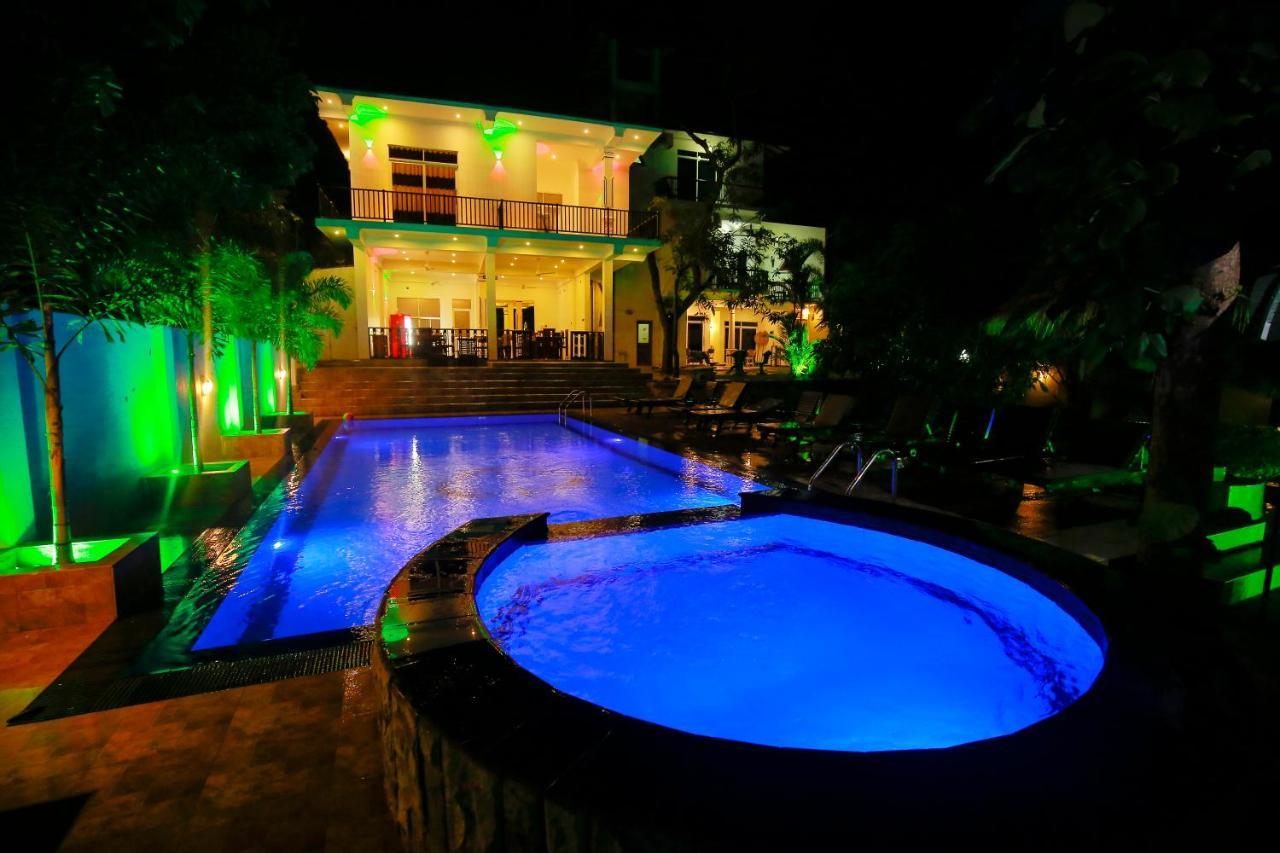 Hotel River Front Тисамахарама Екстериор снимка