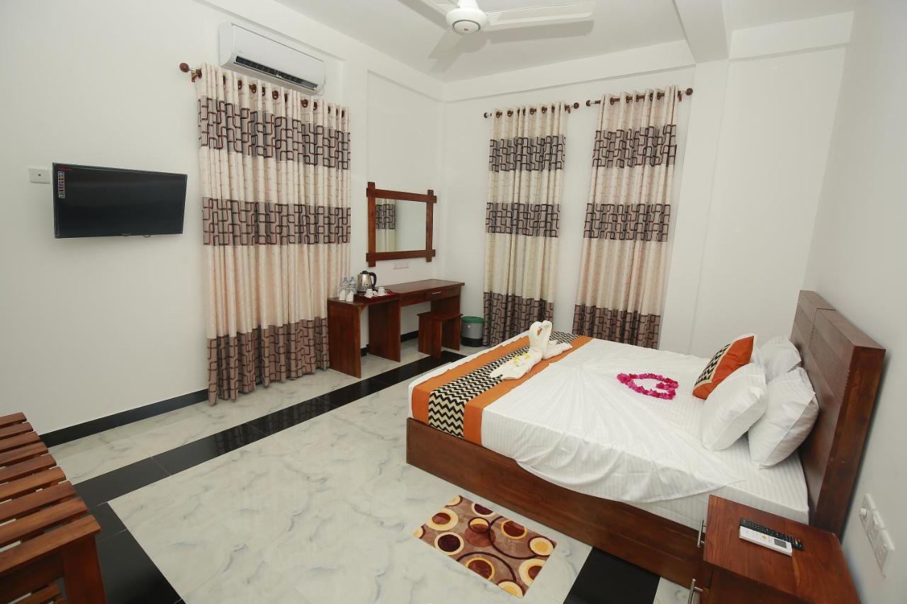 Hotel River Front Тисамахарама Екстериор снимка