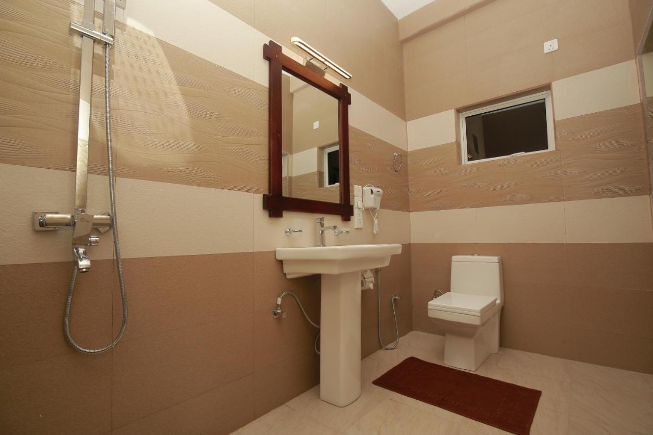 Hotel River Front Тисамахарама Екстериор снимка