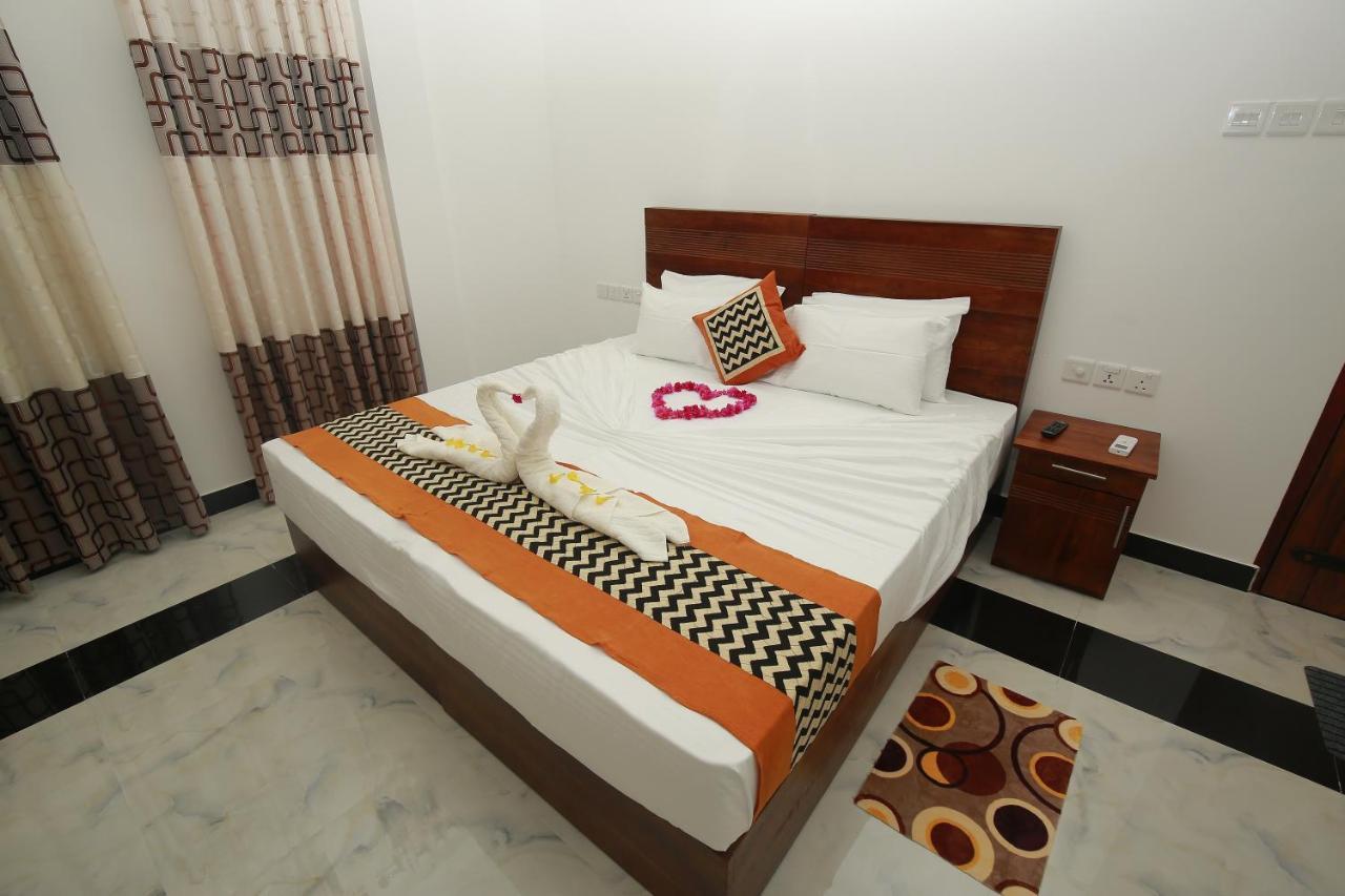 Hotel River Front Тисамахарама Екстериор снимка