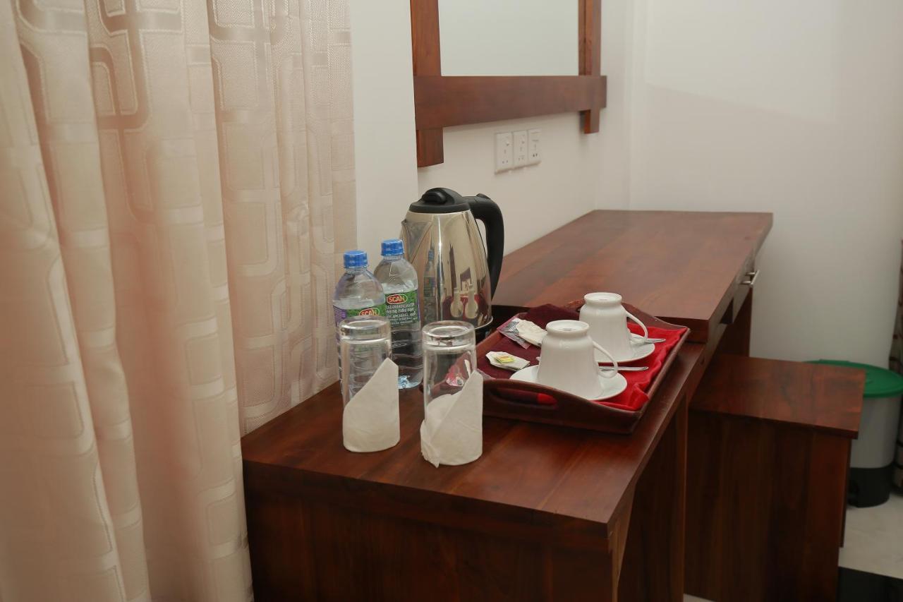 Hotel River Front Тисамахарама Екстериор снимка
