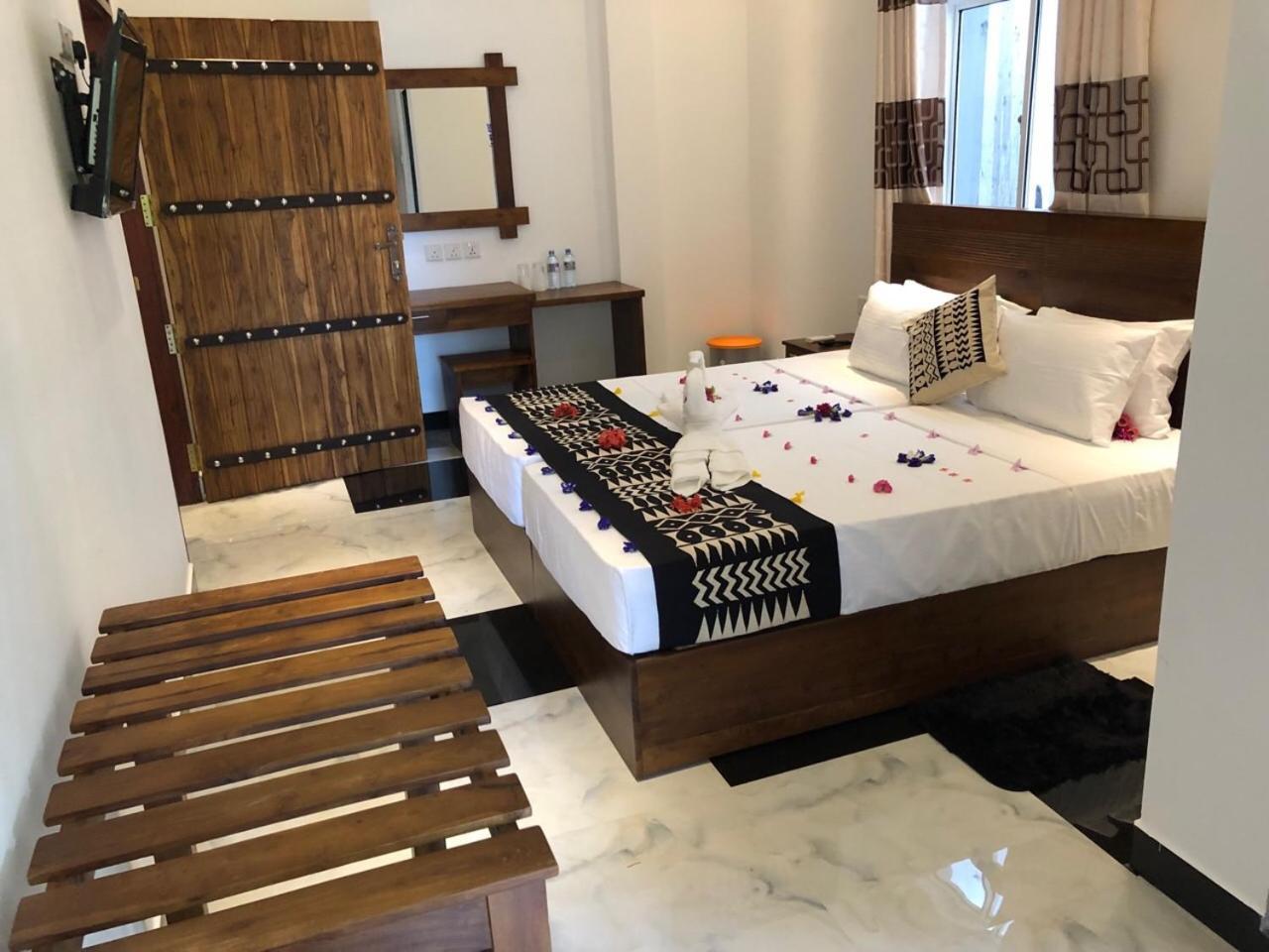 Hotel River Front Тисамахарама Екстериор снимка