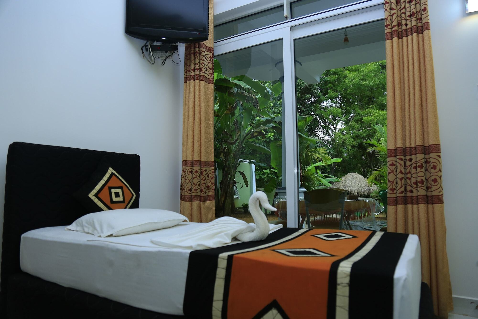 Hotel River Front Тисамахарама Екстериор снимка
