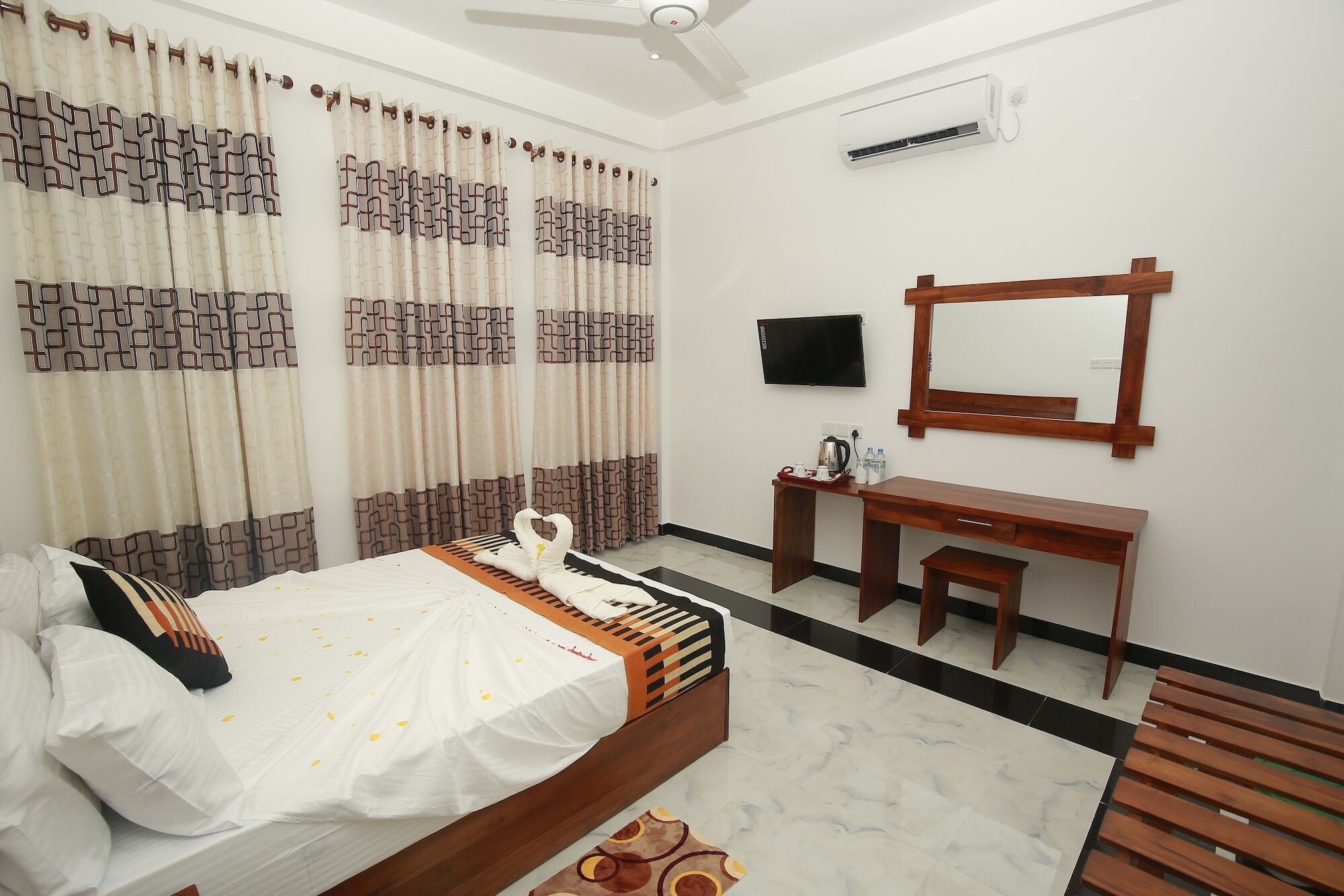 Hotel River Front Тисамахарама Екстериор снимка